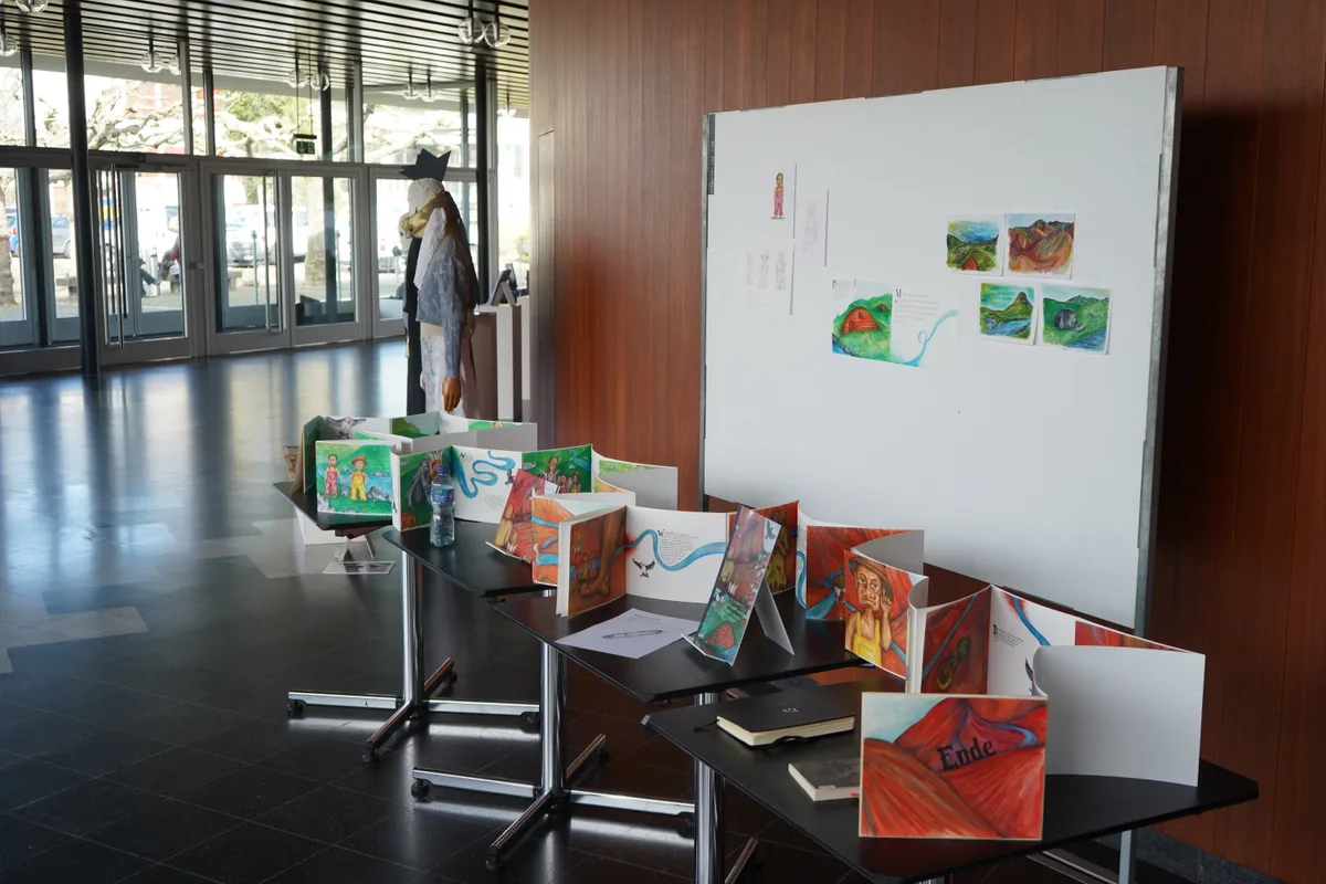 Ein Bilderbuch wird bei der Aula der KZO ausgestellt.